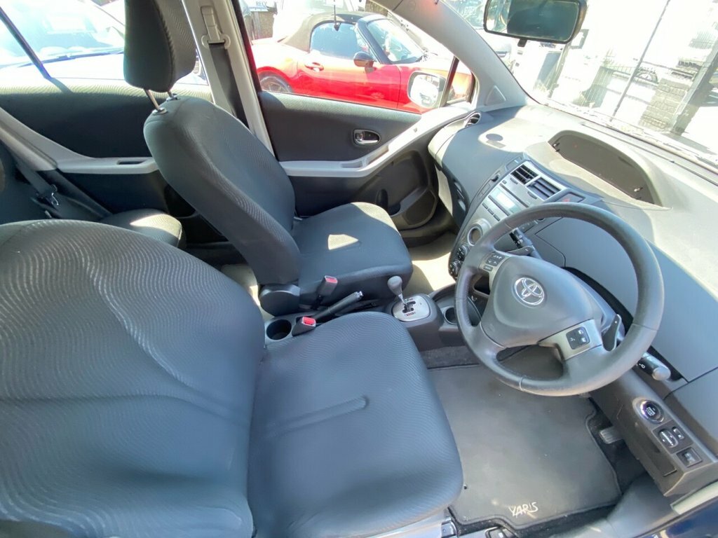 Toyota Yaris Hatchback Red #8