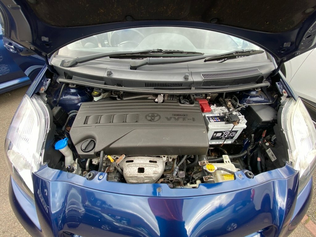 Toyota Yaris Hatchback Red #25