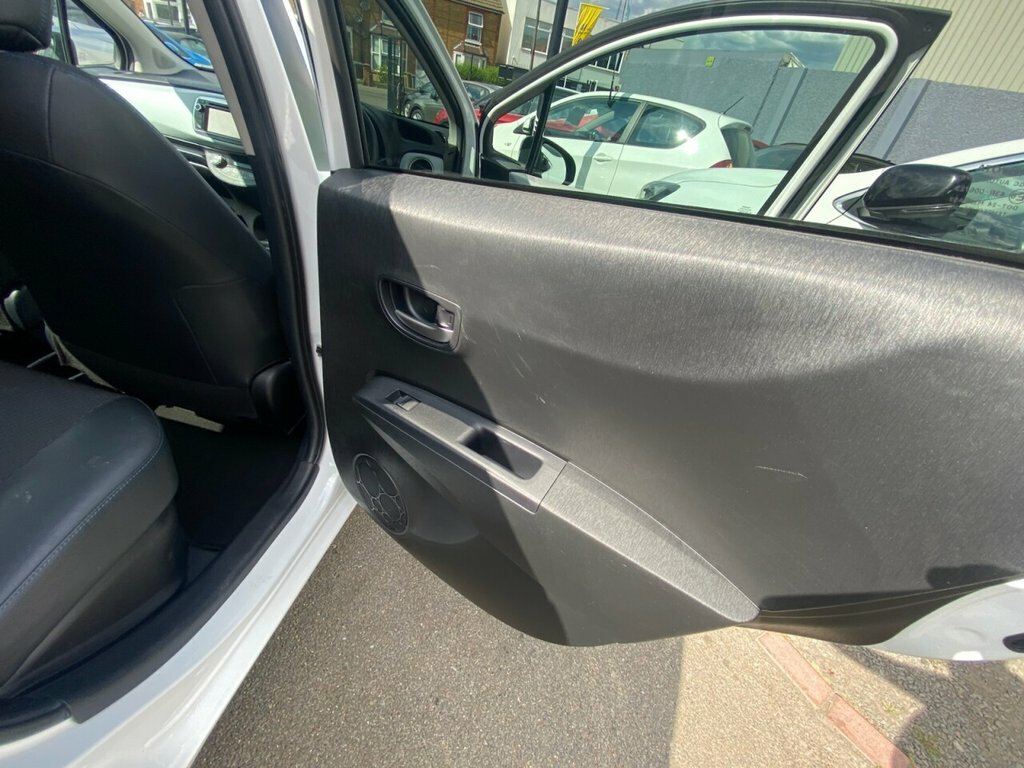 Toyota Yaris Vvt-h Excel Hatchback Red #7