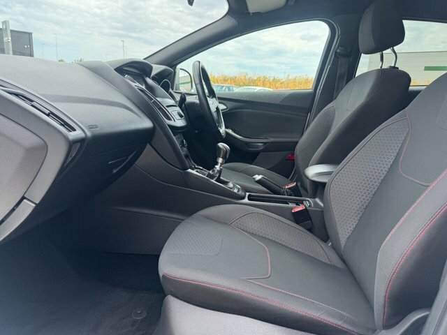 Ford Focus Ecoboost St-line Hatchback White #4
