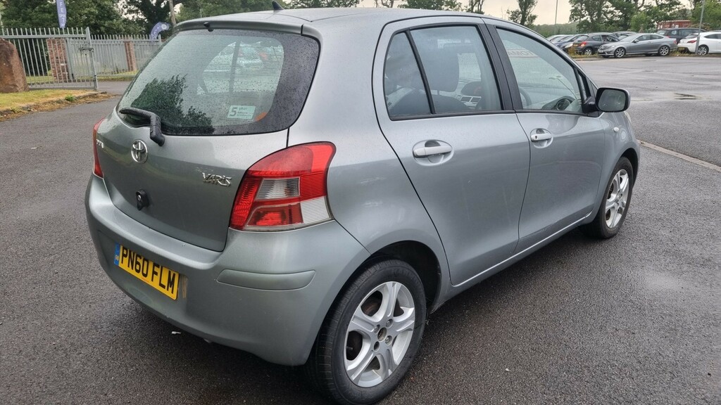 Toyota Yaris Hatchback 1.3 Dual Vvt-i Tr 2010 Silver #2