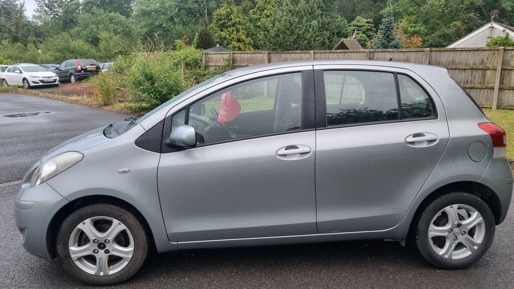 Toyota Yaris Hatchback 1.3 Dual Vvt-i Tr 2010 Silver #3