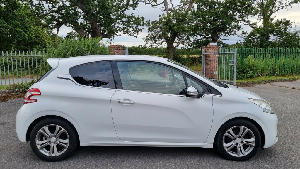 Peugeot 208 Hatchback 1.6 Vti Allure 2012 White #3