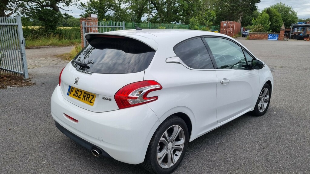 Peugeot 208 Hatchback 1.6 Vti Allure 2012 White #2