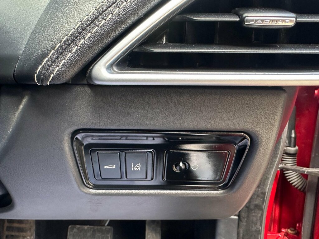Jaguar XE 2017 67 2.0D Black #19