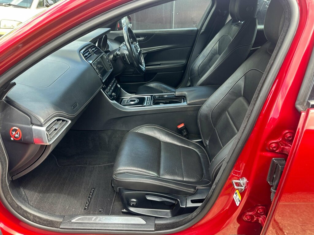 Jaguar XE 2017 67 2.0D Black #11