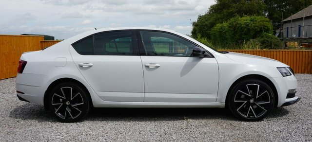 Skoda Octavia Tdi Scr Sportline Hatchback DF69OMC White #2