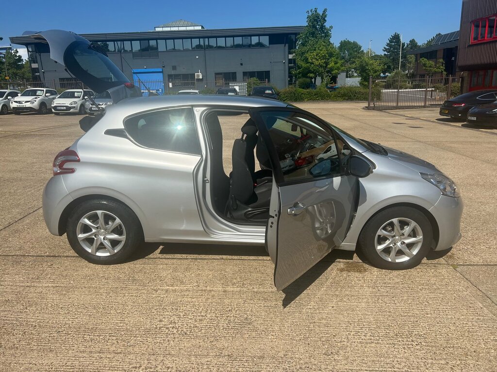 Peugeot 208 1.6 Thp Gti Prestige 208 Bhp Pan Roof White #31