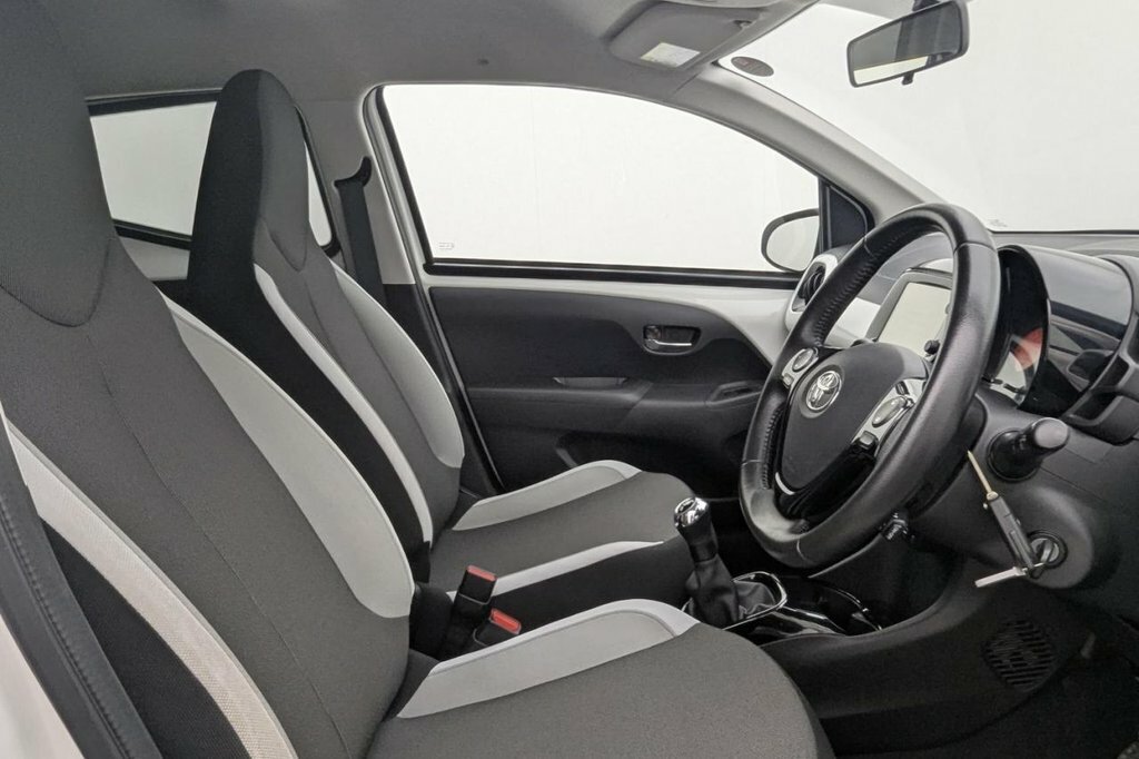 Toyota Aygo 1L X-press White #3