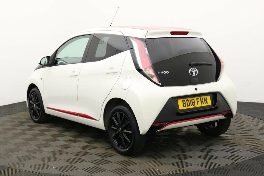 Toyota Aygo 1L X-press White #5