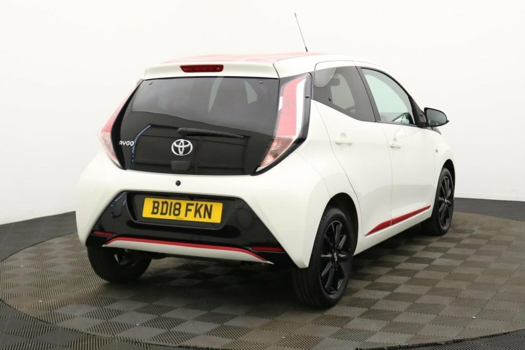 Toyota Aygo 1L X-press White #4