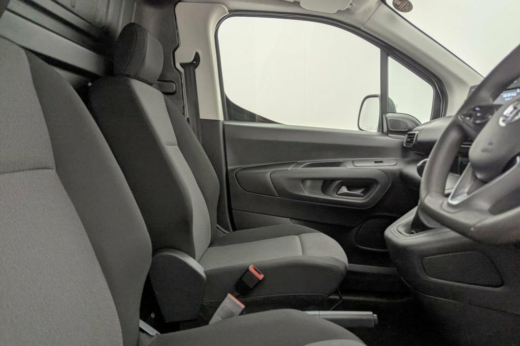 Vauxhall Combo 1.5L Dynamic White #2