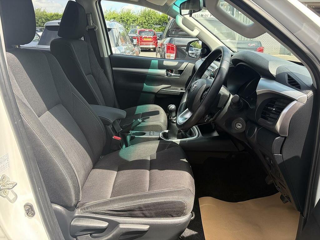 Toyota HILUX 2.4 D-4d Icon Pickup Double Cab White #4