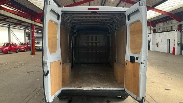 Peugeot Boxer 2.2 Bluehdi 335 Professional Premium Panel Van 5  #2