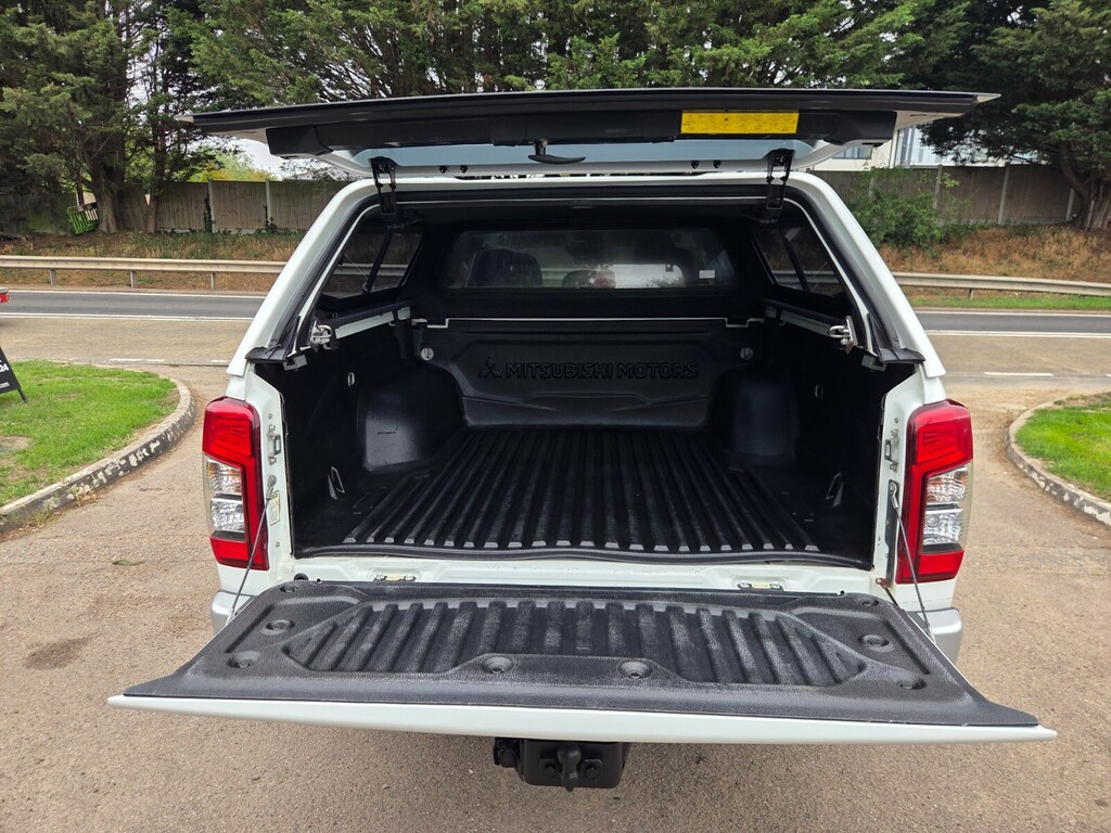 Mitsubishi L200 Double Cab Di-d 150 Barbarian X 4Wd WM69HYG White #4