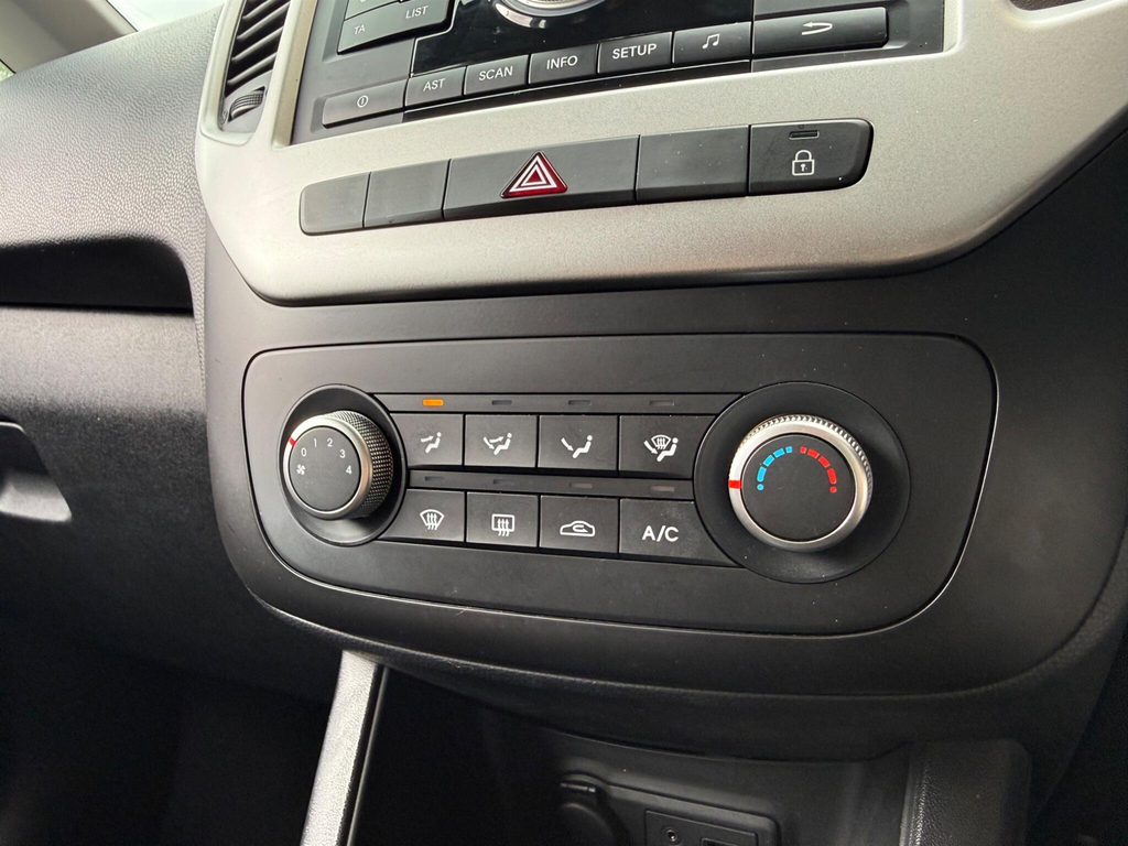 Kia Venga 1.4 Sr7 5-Door Hatchback White #23