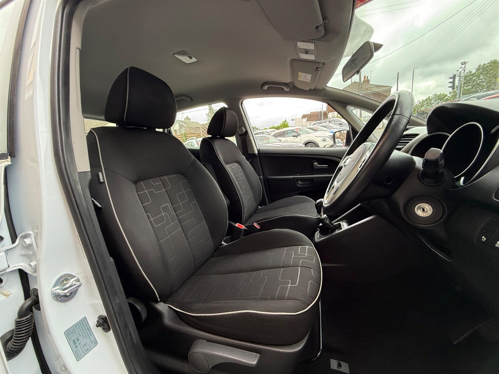 Kia Venga 1.4 Sr7 5-Door Hatchback White #9
