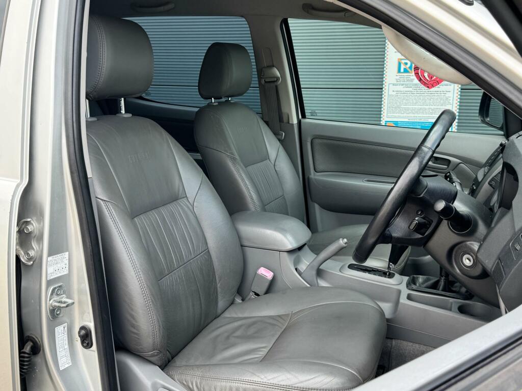 Toyota HILUX Invincible Silver #3