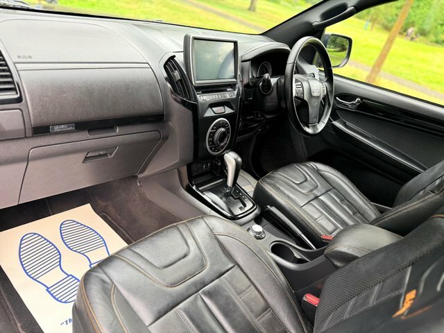 Isuzu D-Max Blade Red #23