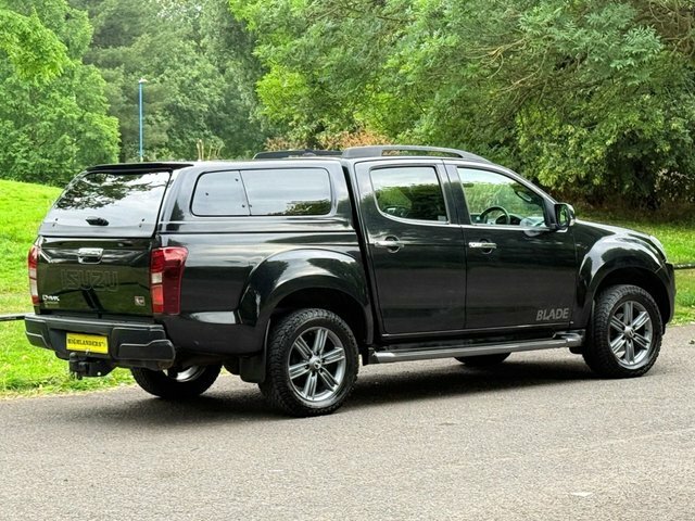 Isuzu D-Max Blade Red #33