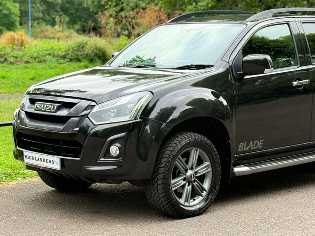 Isuzu D-Max Blade Red #39