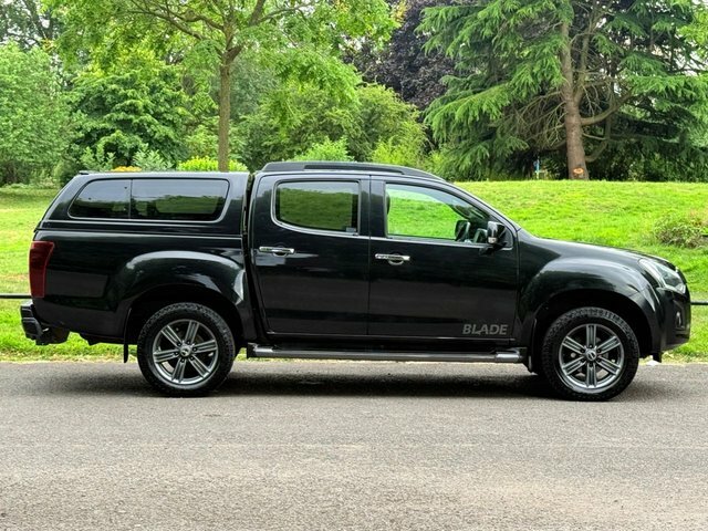 Isuzu D-Max Blade Red #16