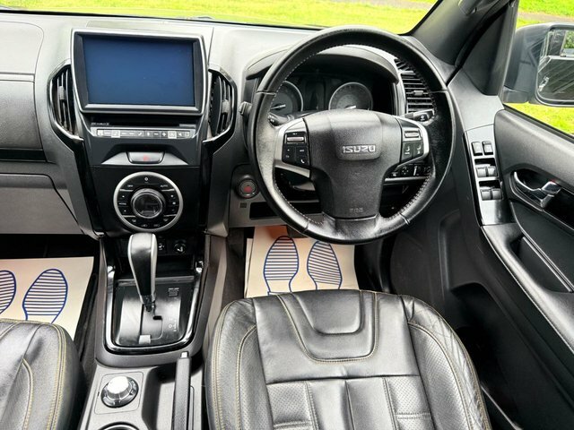 Isuzu D-Max Blade Red #8