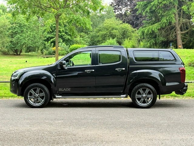 Isuzu D-Max Blade Red #15