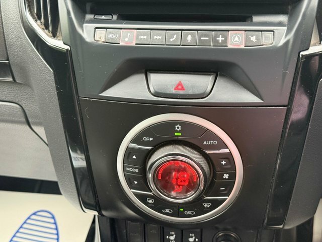 Isuzu D-Max Blade Red #22