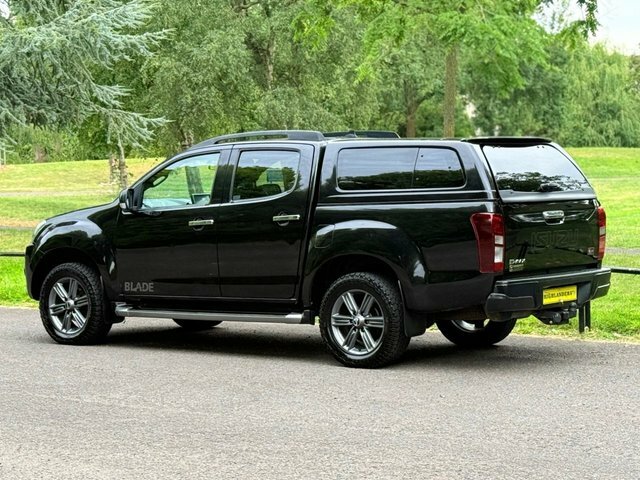 Isuzu D-Max Blade Red #32