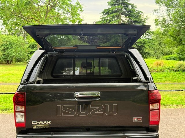 Isuzu D-Max Blade Red #42