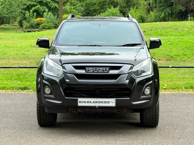 Isuzu D-Max Blade Red #13