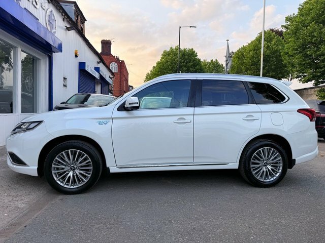 Mitsubishi Outlander 2020 2.4H Twinmotor 13.8Kwh Dynamic Camera Heated White #4