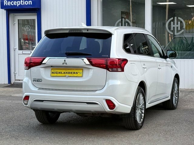 Mitsubishi Outlander 2020 2.4H Twinmotor 13.8Kwh Dynamic Camera Heated White #3