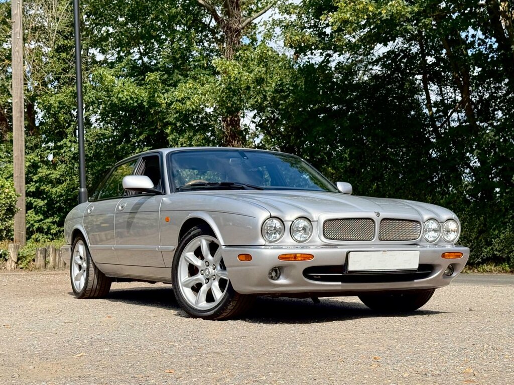 Jaguar XJ 8 Executive Red #4