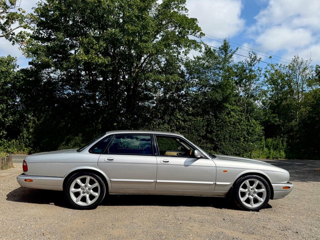 Jaguar XJ 8 Executive Red #11