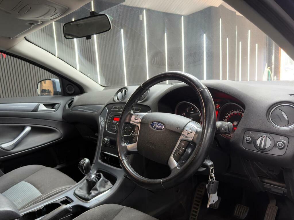 Ford Mondeo Hatchback Silver #9