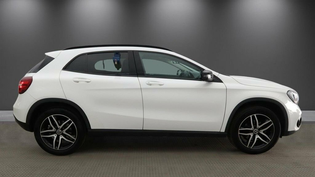 Mercedes-Benz GLA Class 1.6L Urban Edition White #5