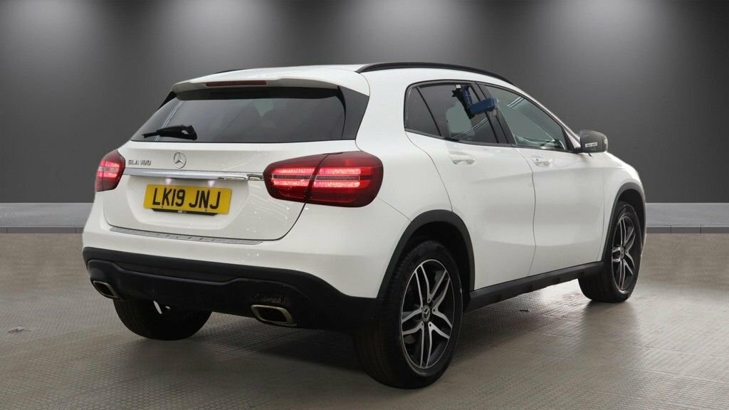 Mercedes-Benz GLA Class 1.6L Urban Edition White #4
