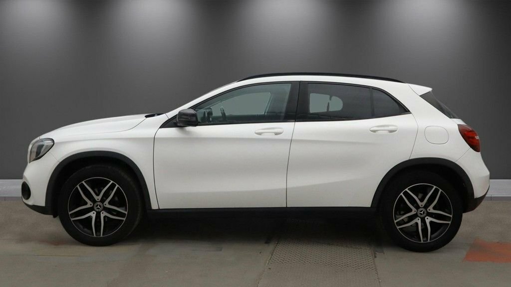 Mercedes-Benz GLA Class 1.6L Urban Edition White #6