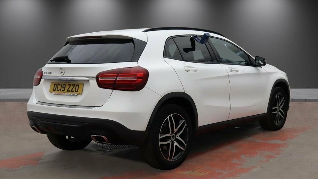 Mercedes-Benz GLA Class 1.6L Urban Edition White #4