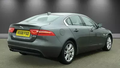 Jaguar XE 2.0 I4 200Ps R-sport Red #4