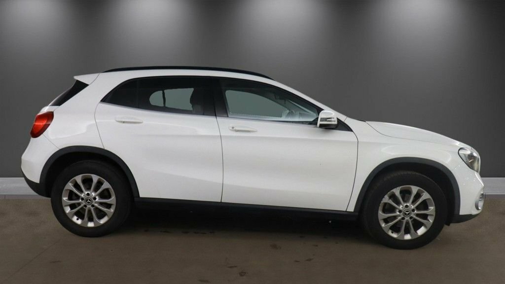Mercedes-Benz GLA Class 1.6L Se White #4