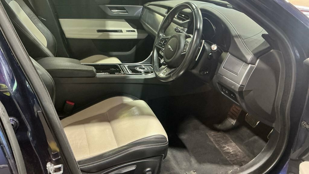 Jaguar XF 2.0D Prestige Black #7