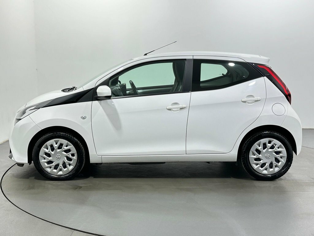 Toyota Aygo 1L X-play AK22GWZ White #4
