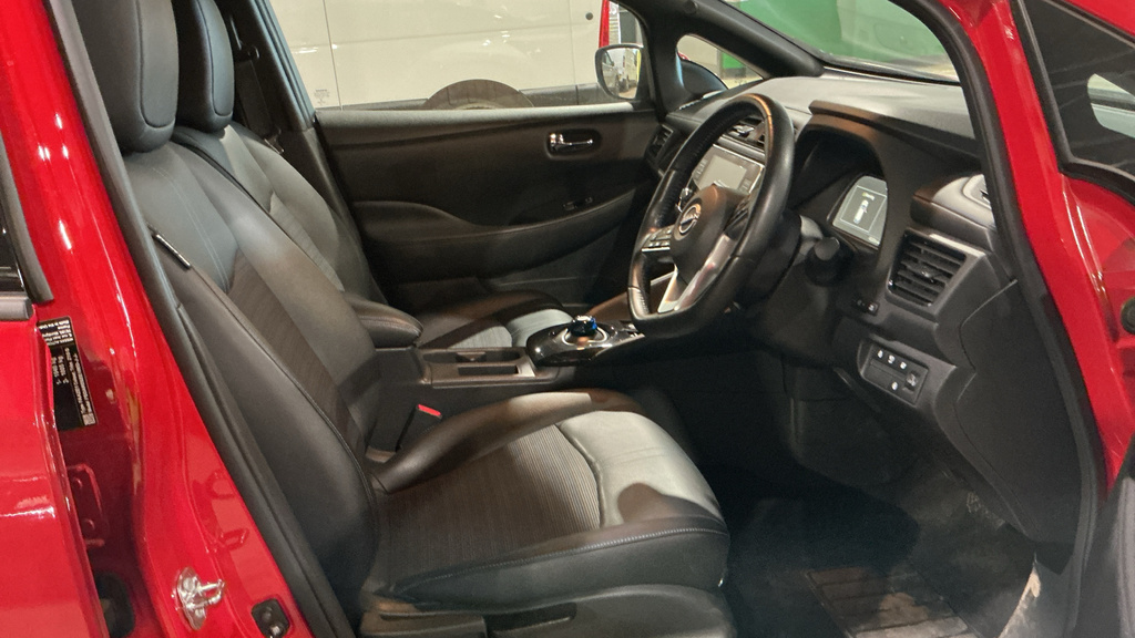 Nissan Leaf 39Kwh N-connecta Hatchback 150 Red #3