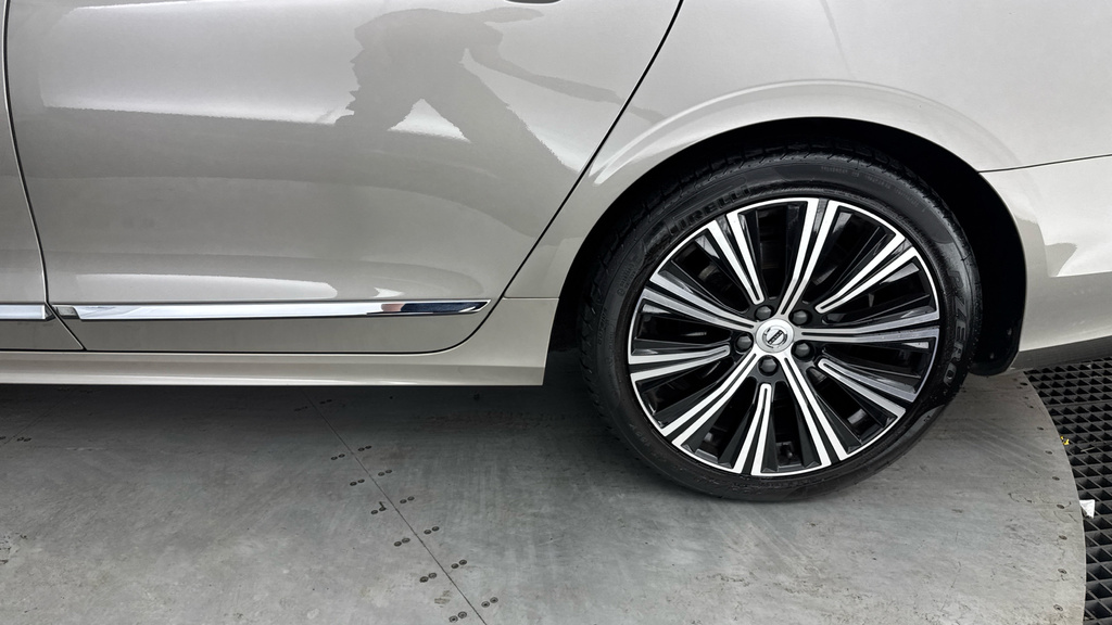 Volvo V90 2.0 B4d Momentum Blue #24