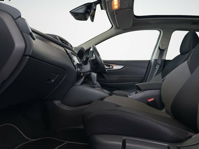 Nissan Qashqai Panroof1.2 Dig-t N-connecta Suv Xtr Black #3