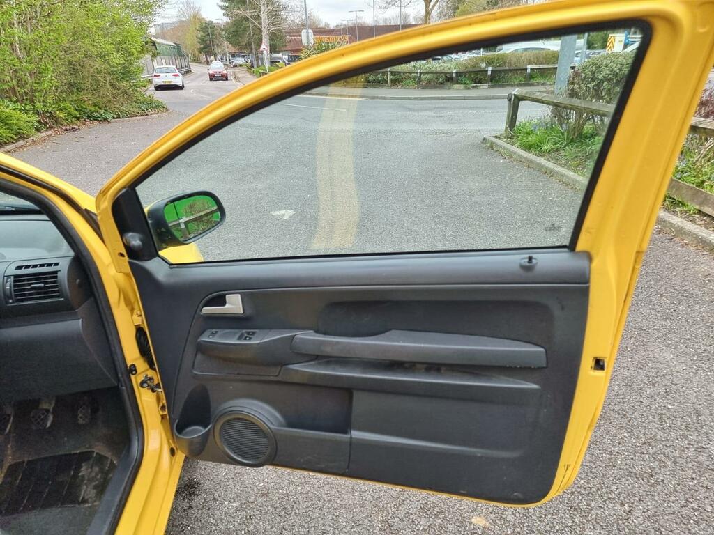 Volkswagen Fox Hatchback  #28