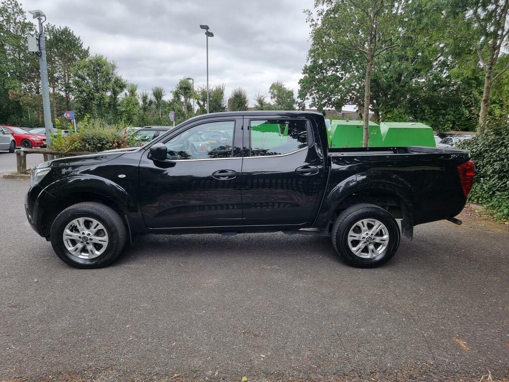 Nissan Navara Acenta Black #5